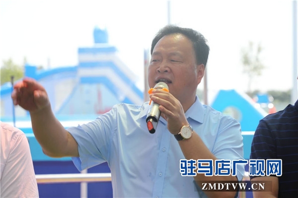 平舆县蓝天芝麻小镇天天水上乐园华美绽放，千亩荷塘荷花也妖艳开放