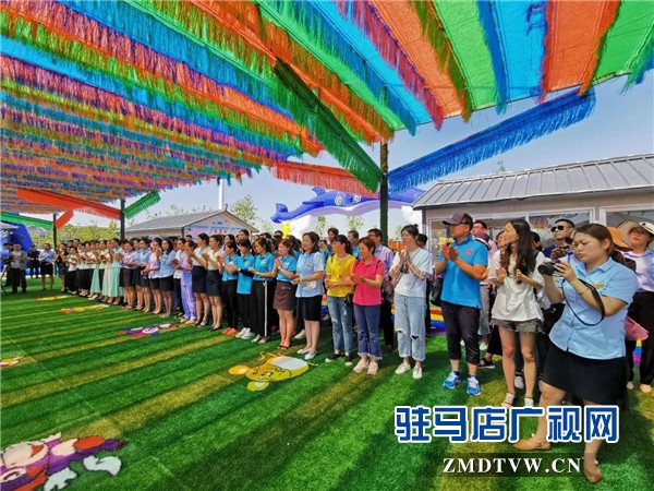 平舆县蓝天芝麻小镇天天水上乐园华美绽放，千亩荷塘荷花也妖艳开放