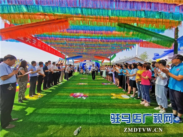 平舆县蓝天芝麻小镇天天水上乐园华美绽放，千亩荷塘荷花也妖艳开放