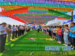 平舆县蓝天芝麻小镇天天水上乐园华美绽放，千亩荷塘荷花也妖艳开放