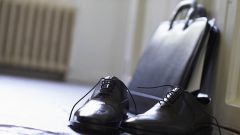 保洁员提前1小时骑车上班 路上出车祸算不算工伤？