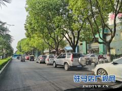 新修道路车辆乱停放 市民期盼早日施划停车线