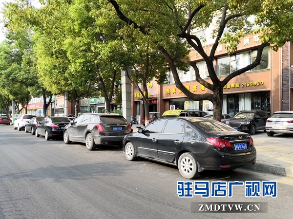 新修道路车辆乱停放 市民期盼早日施划停车线