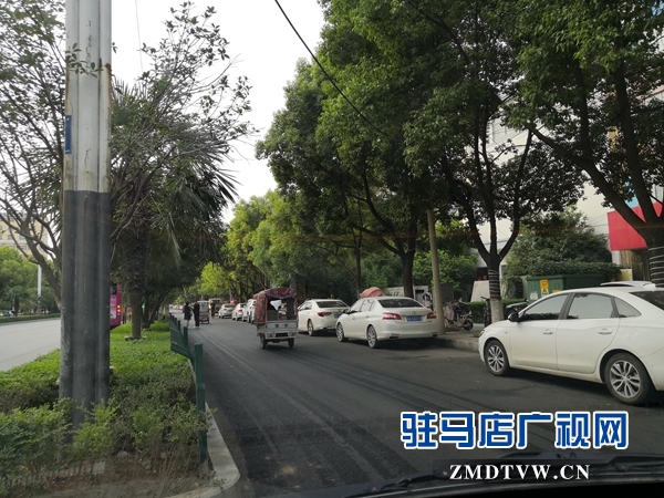 新修道路车辆乱停放 市民期盼早日施划停车线
