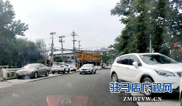 骏马路与友谊路口车辆随意停放影响市民出行