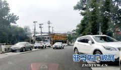骏马路与友谊路口车辆随意停放 影响市民出行
