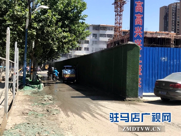 风光路与中华路交叉口道路狭窄泥泞 近千户居民出行难