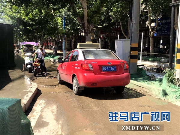 风光路与中华路交叉口道路狭窄泥泞 近千户居民出行难