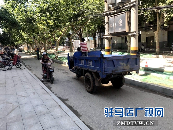 风光路与中华路交叉口道路狭窄泥泞 近千户居民出行难