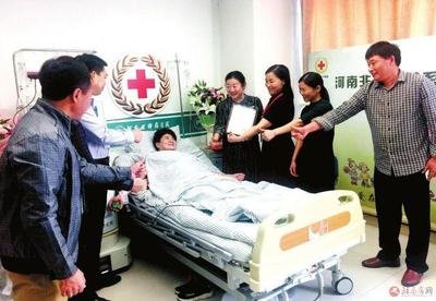 驻马店市红十字会组织志愿者到平舆县送医送健康
