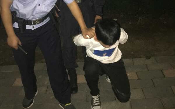因债务纠纷一男子追砍一男一女 滁州特警成功制服