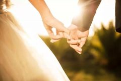 儿子突遇车祸成“植物人”，公婆不忍耽误儿媳代儿起诉离婚……
