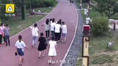 这群人互不相识，那一刻却自发组成“人肉担架”