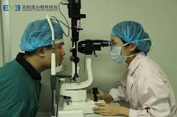 高考后医院迎来“摘镜热潮” 专家提醒近视手术并非人人皆宜