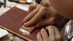 方便面碾碎后真能修家具？会结实耐用吗？揭秘