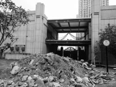 医院偷建到郑州一小区里 被查封后撕掉封条搬运材料
