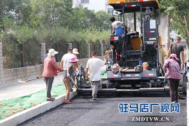 骏马路北段路面开始摊铺沥青