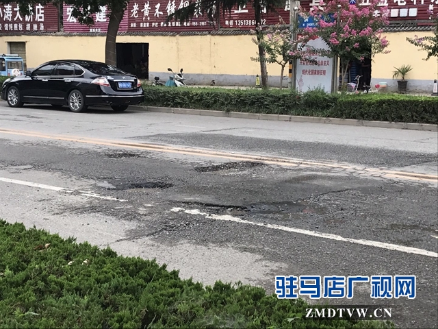 市区慎阳路西段道路坑连坑  居民追问何时能修