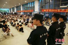 大单！南宁警方凌晨出动2000人 抓了543人