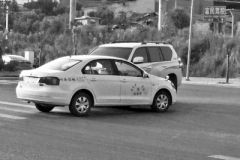 信阳一马路上多个驾校学员扎堆练车 交警：仅部分驾校合规