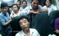 男子霸座耍赖被铁警强硬带离 旅客：就等这一刻！