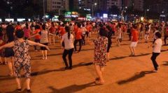 广场舞男伴“变心” 大妈贴字条诽谤“对头”被拘