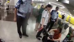 不满开包检查，大妈用发胶喷伤地铁安检员眼睛被拘10天