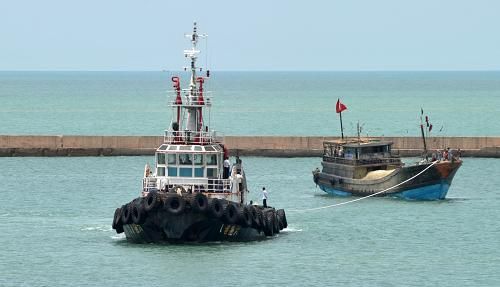 海南一渔船在南沙遇险 船上32人已全部获救
