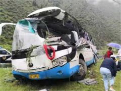 四川一旅游大巴车被飞石击中，已致8死16伤