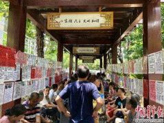 中国结婚率创近十年新低 年轻人的婚姻被啥绊住了脚