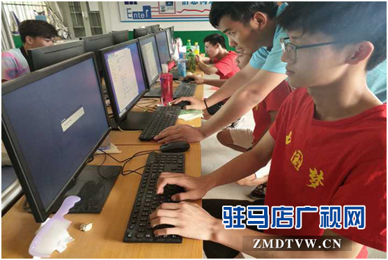 黄淮学院到遂平县开展计算机义务维修活动