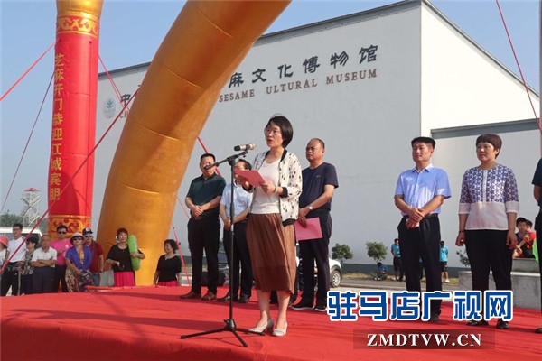 武汉旅游专列800余人赴平舆县蓝天芝麻小镇观光旅游开启蓝天芝麻小镇“旅游元年”