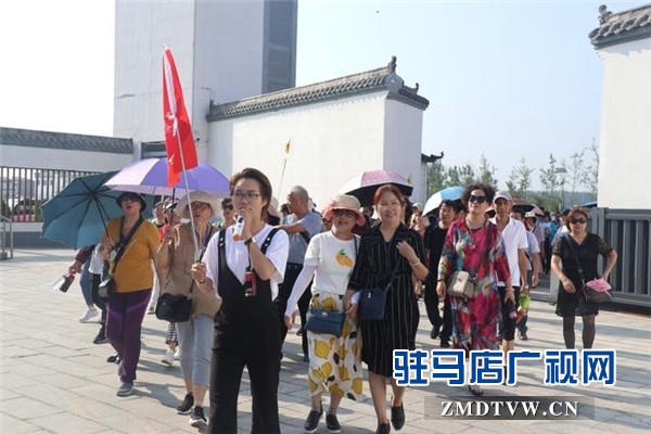 武汉旅游专列800余人赴平舆县蓝天芝麻小镇观光旅游开启蓝天芝麻小镇“旅游元年”