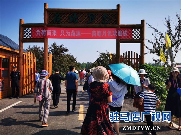 武汉旅游专列800余人赴平舆县蓝天芝麻小镇观光旅游开启蓝天芝麻小镇“旅游元年”