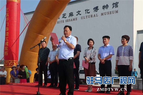 武汉旅游专列800余人赴平舆县蓝天芝麻小镇观光旅游开启蓝天芝麻小镇“旅游元年”