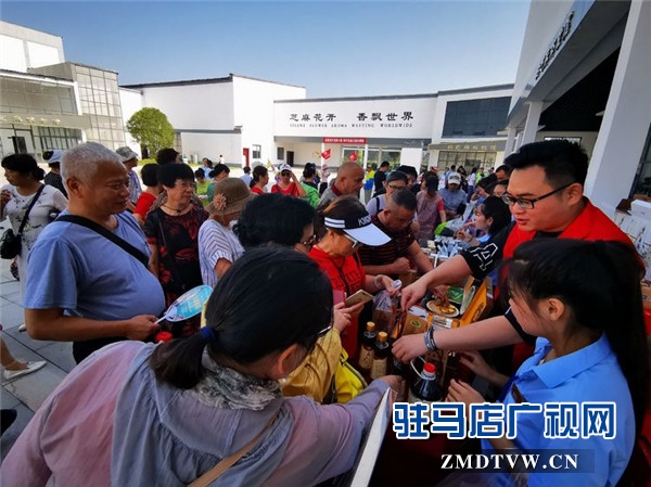 武汉旅游专列800余人赴平舆县蓝天芝麻小镇观光旅游开启蓝天芝麻小镇“旅游元年”