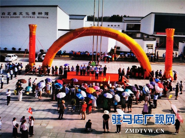 武汉旅游专列800余人赴平舆县蓝天芝麻小镇观光旅游开启蓝天芝麻小镇“旅游元年”