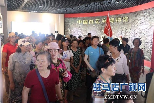 武汉旅游专列800余人赴平舆县蓝天芝麻小镇观光旅游开启蓝天芝麻小镇“旅游元年”