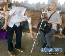 爱心铺就绿色通道   暖心帮助盲人旅客
