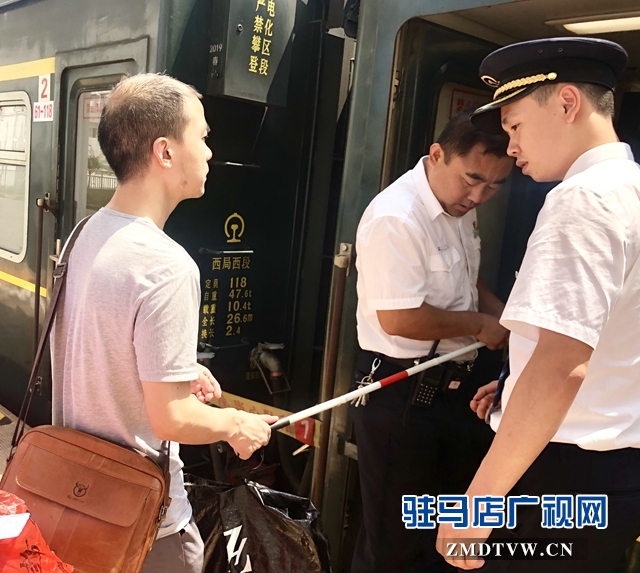 爱心铺就绿色通道   暖心帮助盲人旅客