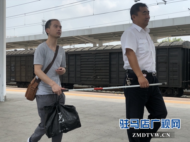 爱心铺就绿色通道   暖心帮助盲人旅客