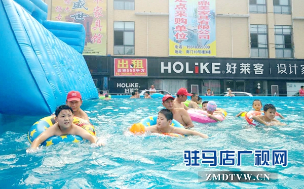 天气炎热 游泳池成驻马店市民消暑好去处