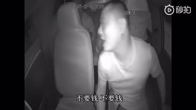 农民工没钱深夜徒步回家 的哥：我免费送你