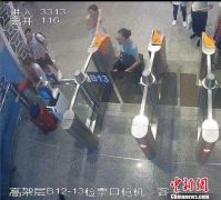 女乘客广州南站强行冲闸阻碍高铁正常发车 被拘留9日