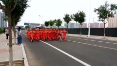山西忻州环卫工高温下踢正步续：已被市政府叫停