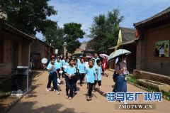 坚守十年 爱心校长花费百万帮留守儿童圆梦