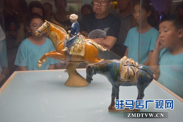 坚守十年 爱心校长花费百万帮留守儿童圆梦