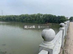 女子冒雨送饭见丈夫给女同事打伞欲自杀 被民警及时救下