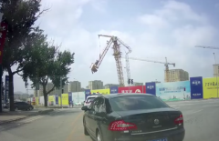 大连一塔吊突然倒塌致司机死亡，原因正在调查中