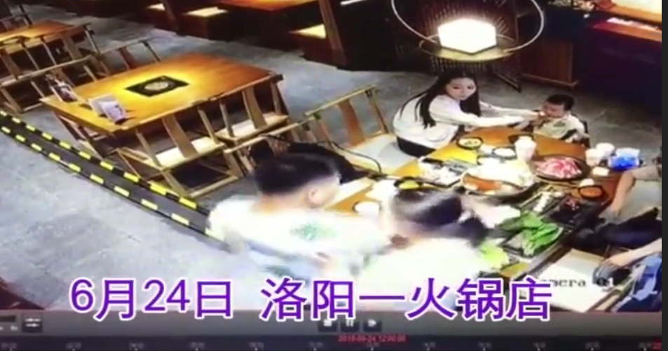 男子端起火锅泼妻子同学 孩子就坐旁边